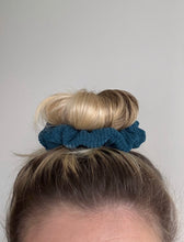 Lade das Bild in den Galerie-Viewer, Scrunchie "Petrol"