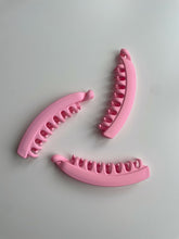 Lade das Bild in den Galerie-Viewer, Hairclaw „Banana“