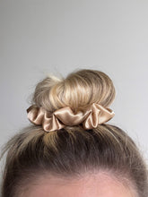 Lade das Bild in den Galerie-Viewer, Scrunchie "Champagne"