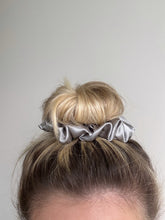 Lade das Bild in den Galerie-Viewer, Scrunchie "Gin"