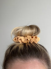 Lade das Bild in den Galerie-Viewer, Scrunchie "Cinnamon"