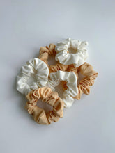 Lade das Bild in den Galerie-Viewer, Bikini Scrunchies in Off white und Butteryellow_Schweiz
Schnelltrocknend, geeignet für Sport, Wellness, Skin Care und fürs Wasser
