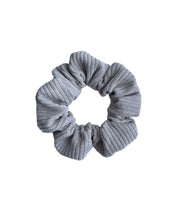 Lade das Bild in den Galerie-Viewer, Cord Scrunchie Silva in Grau – ideal für elegante Herbstfrisuren mit starkem Halt