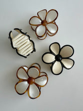 Lade das Bild in den Galerie-Viewer, Haarspange Hazel mit Blütendesign, ideal für dickes und langes Haar, auf weißem Hintergrund.