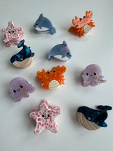 Lade das Bild in den Galerie-Viewer, Detailaufnahme der Kinder-Haarklammern mit süßen Delfin- und Fischmotiven.