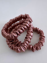Lade das Bild in den Galerie-Viewer, Scrunchie "Rosé"