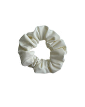 Lade das Bild in den Galerie-Viewer, Off White Variante: Bikini Scrunchie in Off White – elegant, schnelltrocknend, ideal für Sport & Alltag