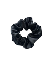 Lade das Bild in den Galerie-Viewer, Satin Scrunchie Noire – handgemacht und haarschonend
