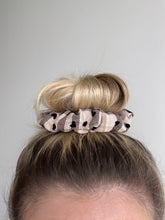 Lade das Bild in den Galerie-Viewer, Scrunchie &quot;Cozy&quot;

