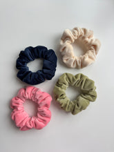 Lade das Bild in den Galerie-Viewer, Samt Scrunchie „Sofie“
