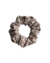 Lade das Bild in den Galerie-Viewer, Scrunchie &quot;Falling&quot;

