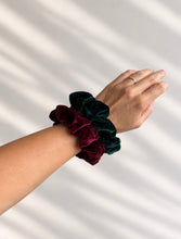 Lade das Bild in den Galerie-Viewer, Scrunchie "Cassie" forestgreen
