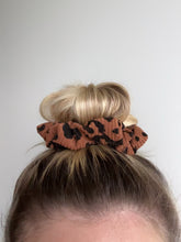 Lade das Bild in den Galerie-Viewer, Scrunchie &quot;Nala&quot;
