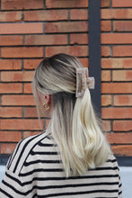 Lade das Bild in den Galerie-Viewer, Hairclaw „Lynn“
