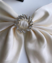 Lade das Bild in den Galerie-Viewer, Bow „Bride“
