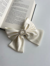 Lade das Bild in den Galerie-Viewer, Bow „Bride“
