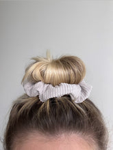 Lade das Bild in den Galerie-Viewer, Scrunchie &quot;Silva&quot;
