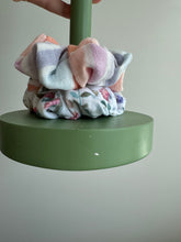 Lade das Bild in den Galerie-Viewer, Second Chance Scrunchie Holder
