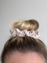 Lade das Bild in den Galerie-Viewer, Scrunchie &quot;Sweater Weather&quot;
