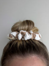 Lade das Bild in den Galerie-Viewer, Scrunchie &quot;Whisper&quot;
