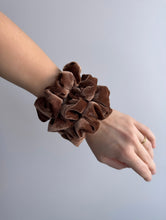 Lade das Bild in den Galerie-Viewer, Scrunchie „Cassie“
