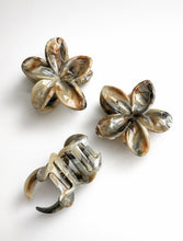 Lade das Bild in den Galerie-Viewer, Hairclaw „Flora“
