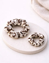 Lade das Bild in den Galerie-Viewer, Scrunchie „Fabiana“
