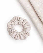Lade das Bild in den Galerie-Viewer, Scrunchie "Lola" creme
