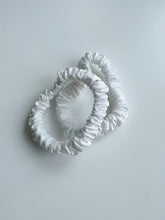 Lade das Bild in den Galerie-Viewer, Scrunchie „White“
