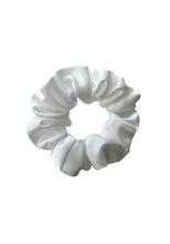 Lade das Bild in den Galerie-Viewer, Scrunchie „White“
