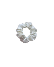 Lade das Bild in den Galerie-Viewer, Scrunchie "Felice"
