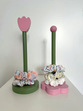 Lade das Bild in den Galerie-Viewer, Scrunchie Holder Flower

