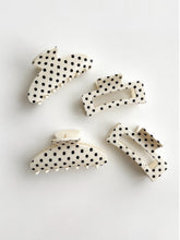 Lade das Bild in den Galerie-Viewer, Hairclaw „Polka“
