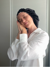 Lade das Bild in den Galerie-Viewer, Satin Bonnet &quot;Claire&quot;
