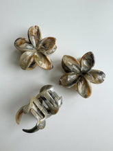 Lade das Bild in den Galerie-Viewer, Hairclaw „Flora“
