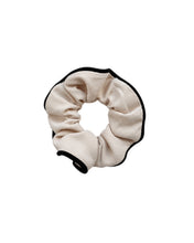 Lade das Bild in den Galerie-Viewer, Scrunchie „Soraya“ creme
