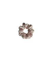 Lade das Bild in den Galerie-Viewer, Scrunchie "Romance"
