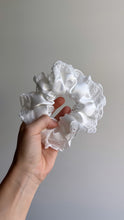 Lade das Bild in den Galerie-Viewer, Limitiert edition Scrunchie „Sophia“
