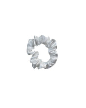 Lade das Bild in den Galerie-Viewer, Scrunchie „White“
