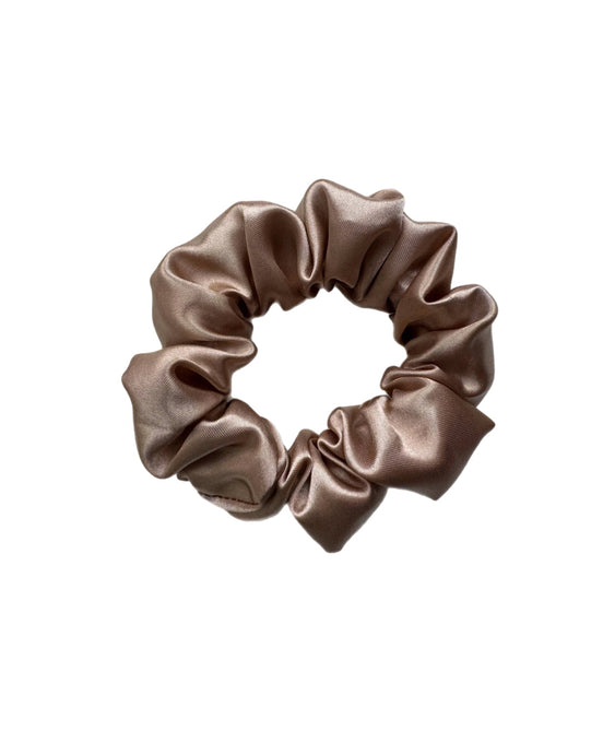 Champagne Satin Scrunchie – goldfarben, handgemacht in der Schweiz, haarschonendes Accessoire