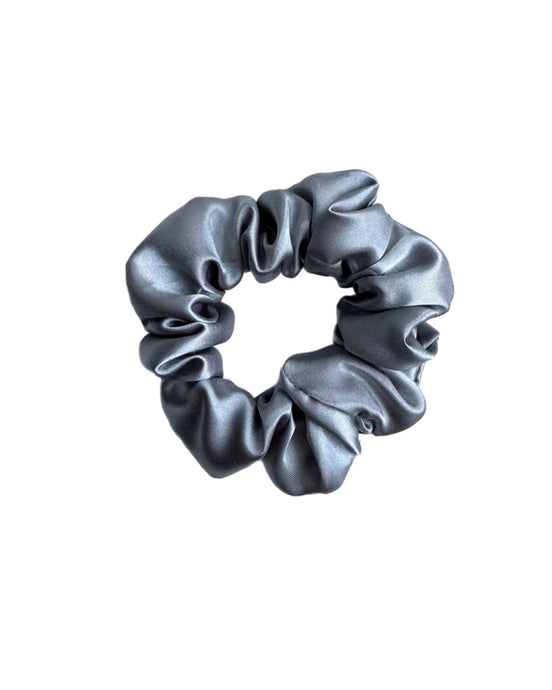 Detailaufnahme des Satin-Stoffs vom Gin Scrunchie – anti-Haarbruch und sanft zum Haar