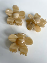 Lade das Bild in den Galerie-Viewer, Hairclaw „Flower“ beige

