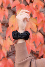 Lade das Bild in den Galerie-Viewer, Scrunchie „Noire“
