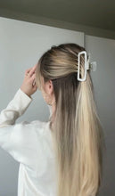 Lade das Bild in den Galerie-Viewer, Hairclaw &quot;Angelina&quot;
